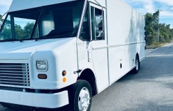 2004 FREIGHTLINER MT45 Step Van Trucks